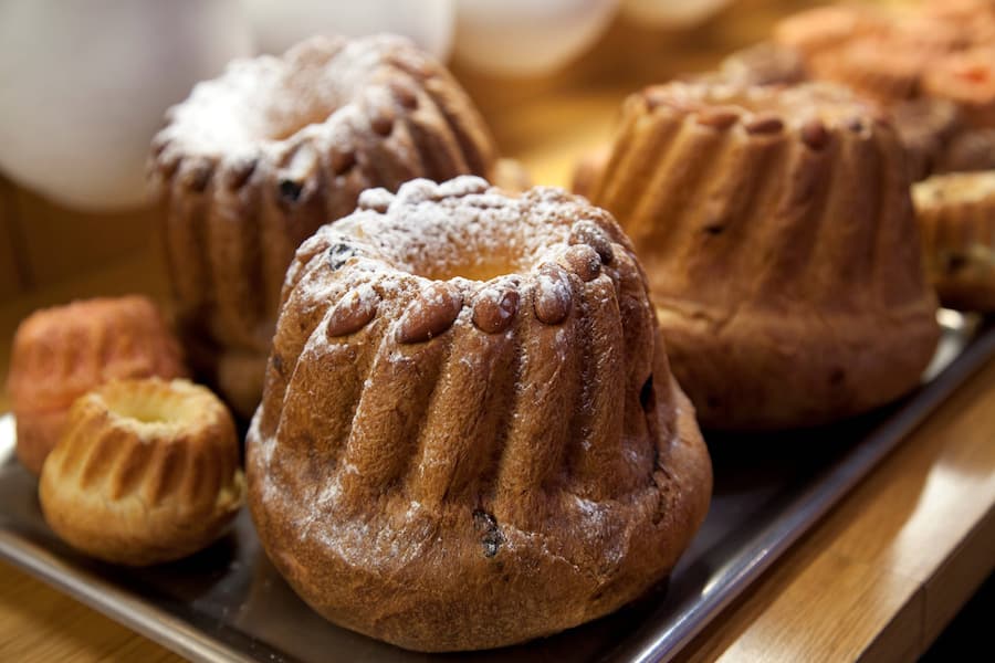 Gugelhupf in einer Patisserie im Elsass.