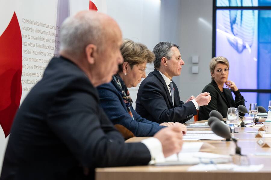 Die Bundesraete Ueli Maurer, Viola Amherd, Bundespraesident Ignazio Cassis und Karin Keller Sutter, von links, sprechen an einer Medienkonferenz ueber die Ukraine Krise, am Montag, 28. Februar 2022, in Bern. (KEYSTONE/Peter Schneider)
