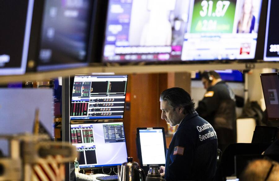 epa09807666 Traders work on the floor of the New York Stock Exchange as world markets continue to react to Russia's invasion of Ukraine, in New York, New York, USA, 07 March 2022. EPA/JUSTIN LANE