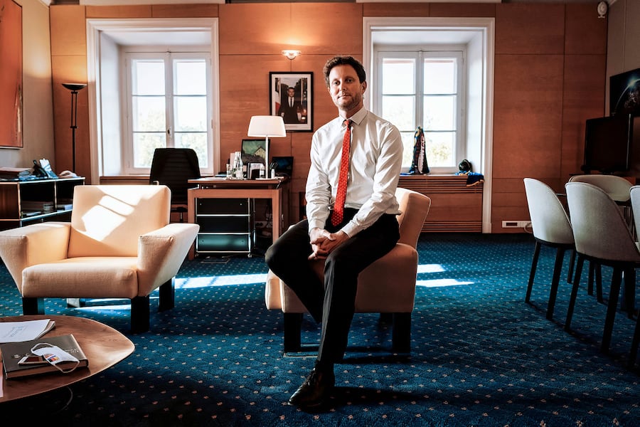 Interview et portrait de Clément Beaune, Secrétaire dâEtat auprès du Ministre de lâEurope et des affaires étrangères, chargé des affaires Européennes. Prise de vue réalisée le mercredi 2 septembre dans son bureau au Quai dâOrsay à Paris. Photo : Julien Daniel / MYOP pour Der Spiegel