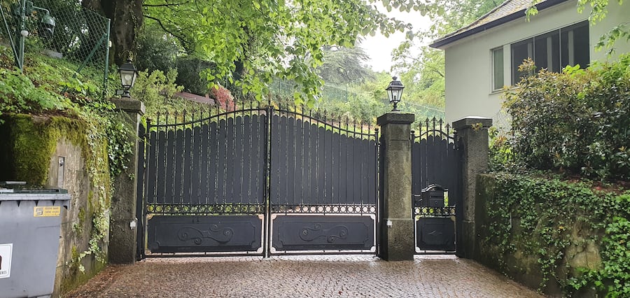 Vorplatz zur Einfahrt der Villa Belle Haven Rampe de Cologny 10