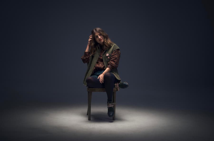 Anja Lapčević auf einem günstigen Ikeasessel: Ich habe keinen fixen Arbeitsplatz, sondern setze mich hin, wo etwas frei ist.