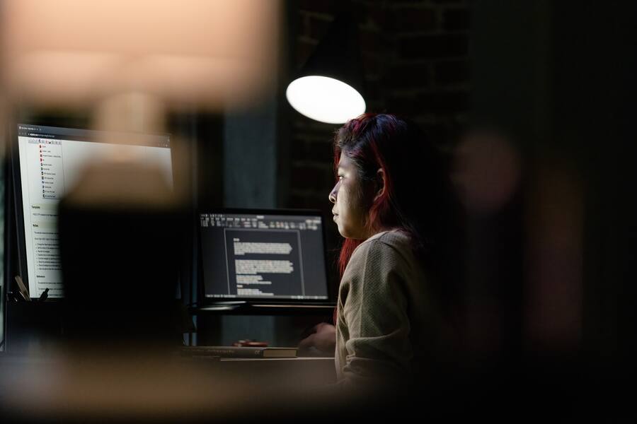 Arbeitssucht: Frau arbeitet in der Nacht