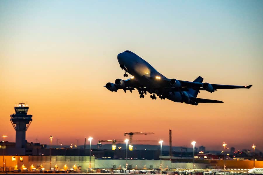 Boeing 747-400, Cargo Version, der moldauische Charterfluggesellschaft Terra Avia, startet auf dem Flughafen Köln-Bonn, CGN, Runway 14L/32R, Köln, NRW, Deutschland, Flughafen Köln-Bonn *** Boeing 747 400, Cargo Version, of the Moldovan charter airline Terra Avia, takes off at Cologne Bonn Airport, CGN, Runway 14L 32R, Cologne, NRW, Germany, Cologne Bonn Airport