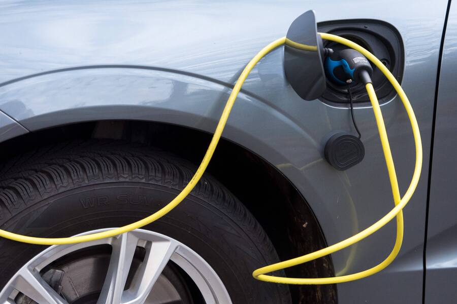 Berlin, E-Auto an Ladesäule Deutschland, Berlin - 13.11.2020: Im Bild ist ein Elektroauto während des Ladevorgang zu sehen. Berlin Berlin Deutschland *** Berlin, E Car at charging station Germany, Berlin 13 11 2020 The picture shows an electric car during the charging process Berlin Berlin Germany