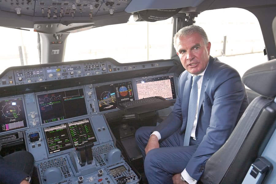 Carsten SPOHR Vorstandsvorsitzender Lufthansa sitzt Cockpit. Lufthansa Flugzeugtaufe Airbus A350 MUENCHEN am 29.04.2022 im Flugzeughangar Flight Operation Center am Flughafen Franz Josef Strauss in Muenchen. *** Carsten SPOHR Chairman of the Executive Board Lufthansa sits Cockpit Lufthansa aircraft christening Airbus A350 MUNICH on 29 04 2022 in the aircraft hangar Flight Operation Center at Franz Josef Strauss airport in Munich