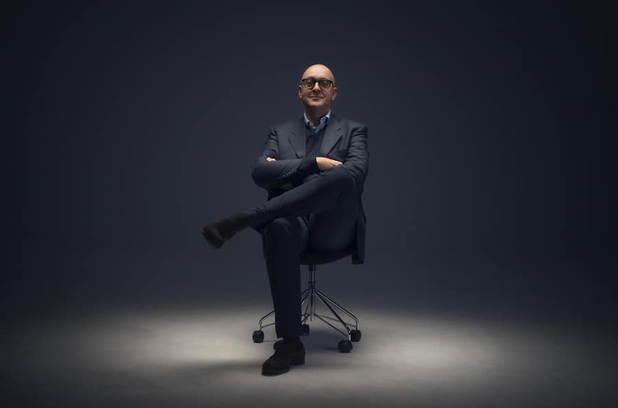 Markus Gut sitzt auf dem Designklassiker ID Soft von Vitra, der Sessel stand bereits am ersten Tag an seinem Pult.