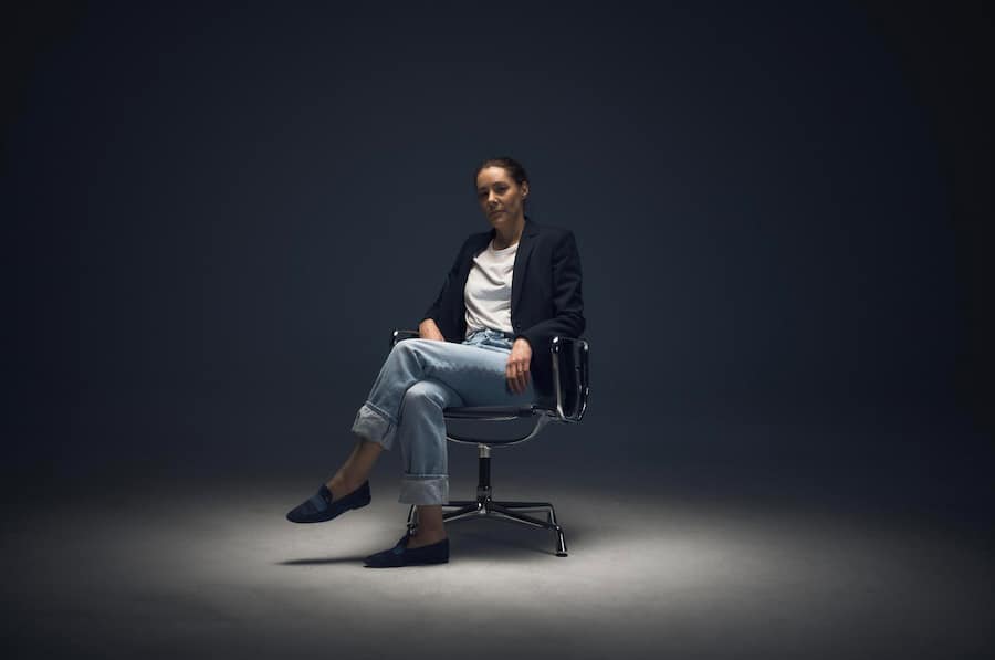 Bequem und schön: Norina Frey sitzt zum Arbeiten auf einem Aluminium Chair von Eames.