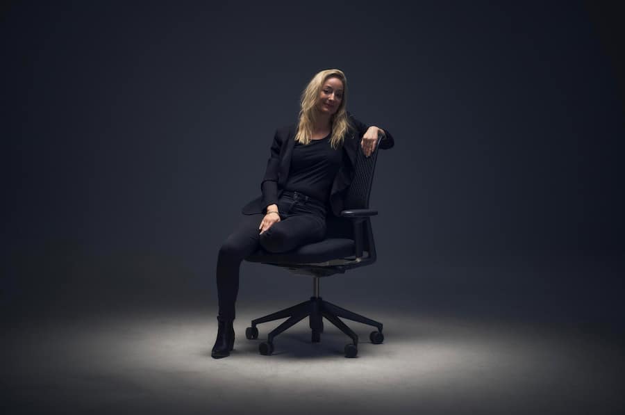 Vitra ID Concept Chair: Karin Estermann von «Inhalt und Form» sitzt auf diesem Stuhlmodell.