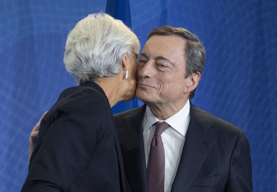 28.10.2019, Hessen, Frankfurt/Main: Der scheidende EZB-Präsident Mario Draghi (r) umarmt auf einem Festakt anlässlich des Wechsels an der Spitze der EZB seine designierte Nachfolgerin Christine Lagarde. Foto: Boris Roessler/dpa +++ dpa-Bildfunk +++ (KEYSTONE/DPA/Boris Roessler)