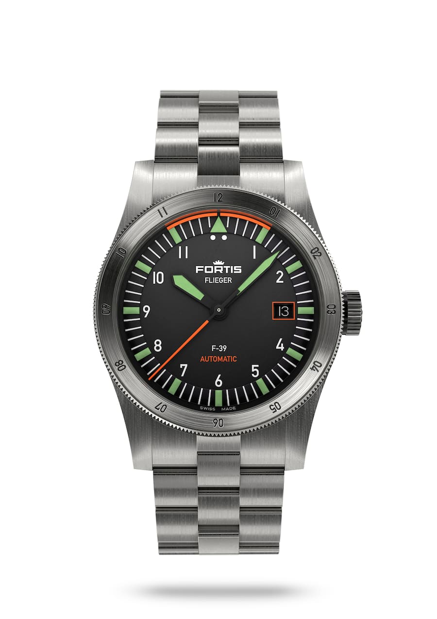 Die Automatik Fortis Flieger F-39 hat einen Durchmesser von 39 MM und kostet ab 1850 Franken. Ihr Gehäusematerial ist Stahl.