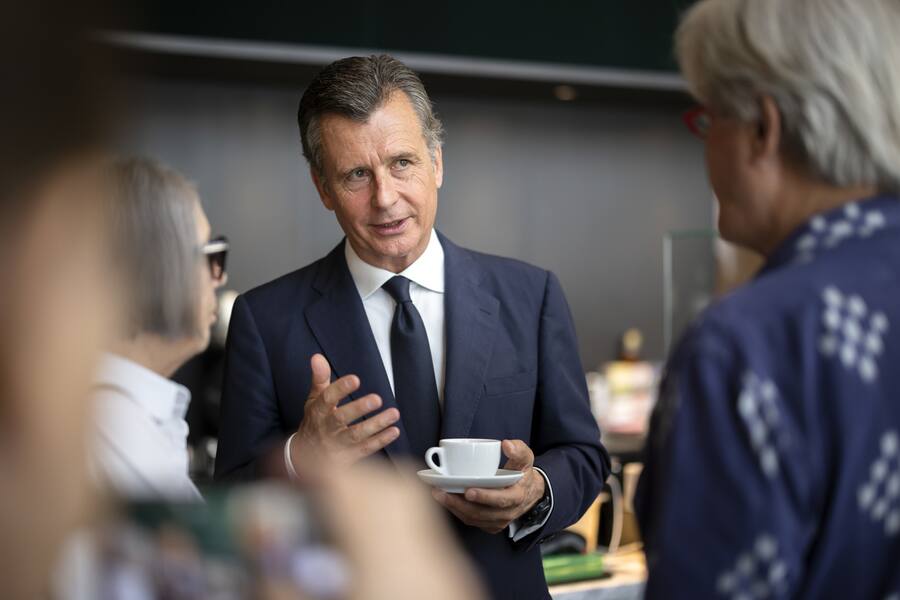 Philipp M. Hildebrand, neuer Praesident Zuercher Kunstgesellschaft im Gespraech bei einem Medienfruehstueck in der Kunsthausbar, am Montag, 27. Juni 2022 in Zuerich. (KEYSTONE/Michael Buholzer)