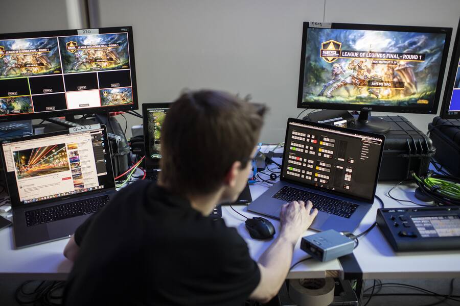 The control room at the Swiss Esports League, SESL, "League of Legends" finals play for the tournament victory at the Papiersaal in Zurich, Switzerland, on April 21, 2018. (KEYSTONE/Ennio Leanza) Der Kontrollraum am Swiss Esports League, SESL, "League of Legends" spielen am Finalturnier um den Sieg, am 21. April 2018 im Papiersaal in Zuerich. (KEYSTONE/Ennio Leanza)