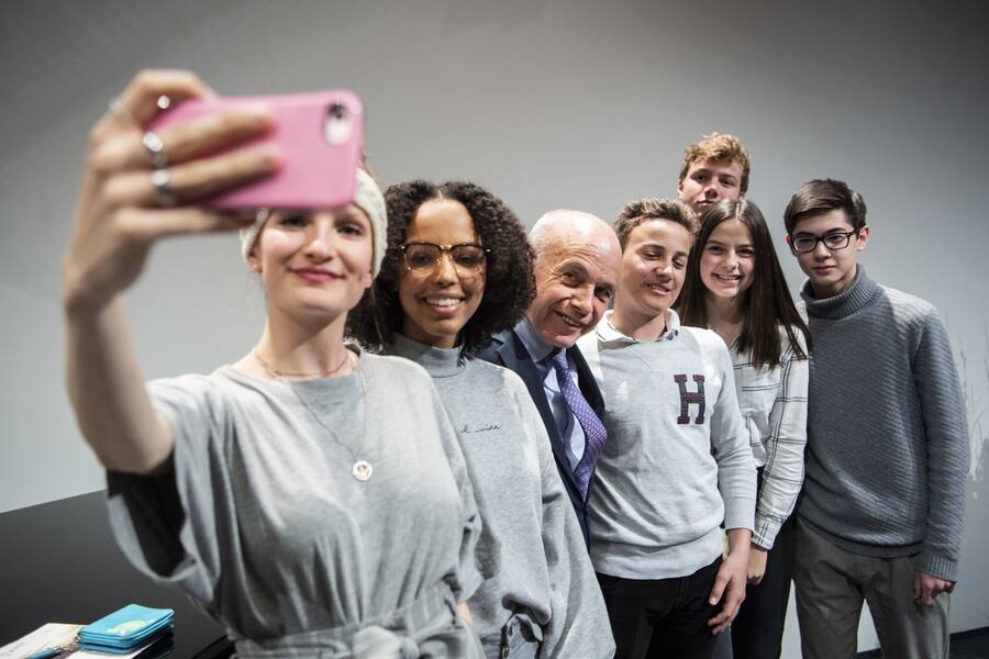 Bundespraesident Ueli Maurer, Mitte, posiert mit den Schuelern der Kantonsschule Winterthur anlaesslich des Festaktes zum 200. Geburtstag von Alfred Escher an der ETH in Zuerich, aufgenommen am Mittwoch, 20. Februar 2019. (KEYSTONE/Ennio Leanza)