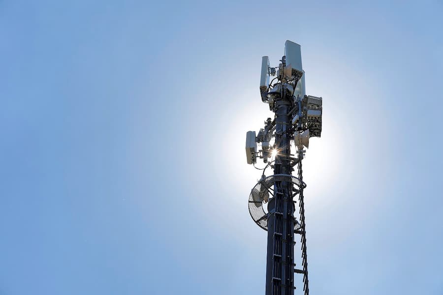 Die neuste 5G-Technologie, Kasten Mitte links, an einer Antenne der Sunrise fotografiert beim Standort Oerlikon am Tag vor dem eigentlichen Medienevent am Dienstag, 26. Juni 2018, in Zuerich. (PPR/Aladin Klieber)