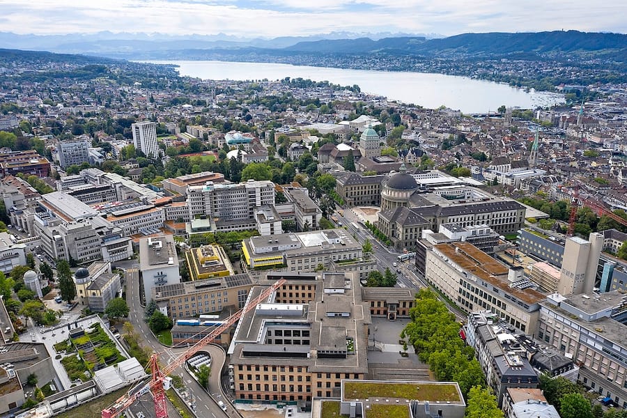 Das Universitaetsspital Zuerich, das Hauptgebaeude der Universitaet Zuerich (UZH) und das Hauptgebauede der Eidgenoessische Technische Hochschule Zuerich (ETH Zuerich), fotografiert mit einer Drohne am 25. August 2020 in Zuerich. (KEYSTONE/Gaetan Bally)