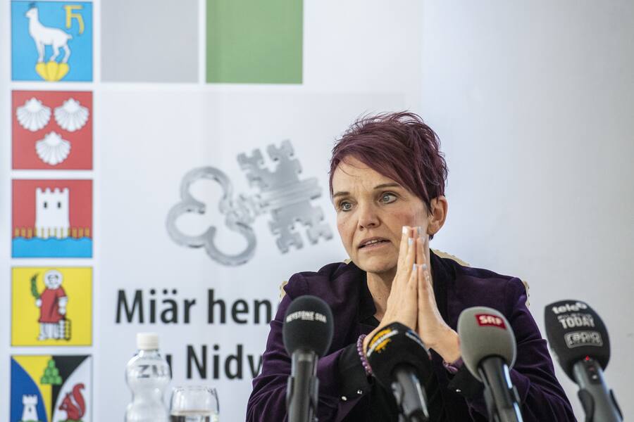 Die Nidwaldner SVP Regierungsraetin Michele Bloechliger gibt ihre Bundesratskandidatur als Nachfolgerin des abtretenden Bundesrat Ueli Maurer bekannt, am Montag, 17. Oktober 2022 im Rathaus in Stans im Kanton Nidwalden. (KEYSTONE/Urs Flueeler).