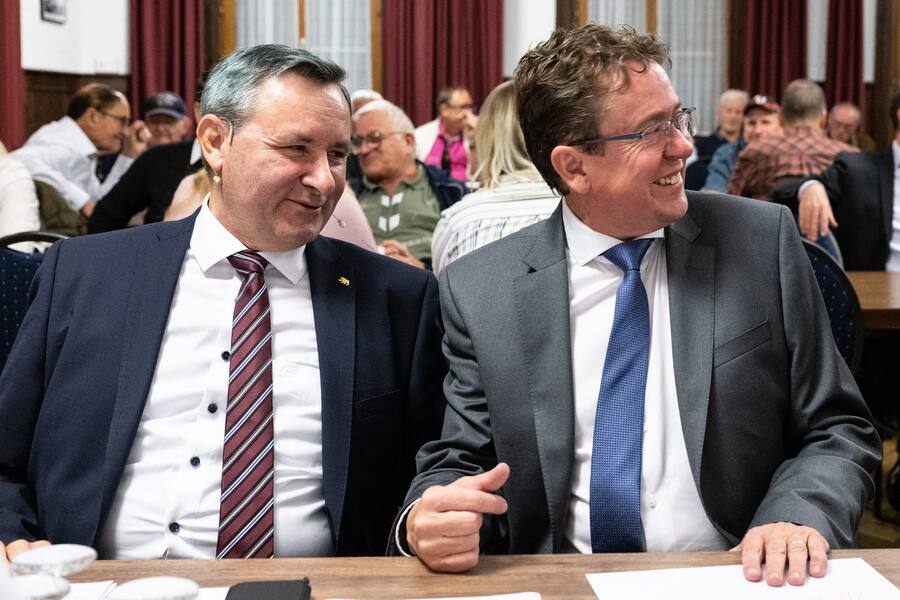 Nationalrat Albert Roesti, rechts, und Staenderat Werner Salzmann sprechen bei einem lokalen Termin der SVP Region Fraubrunnen ueber Sicherheit und Energie, am Dienstag, 18. Oktober 2022, in Grafenried. Die beiden Berner Vertreter Nationalrat Albert Roesti, und Staenderat Werner Salszmann, bewerben sich offiziell um den Sitz des zuruecktretenden Bundesrates Ueli Maurer. Dessen Nachfolge wird von der Vereinigten Bundesversammlung am 7. Dezember 2022 gewaehlt. (KEYSTONE/Peter Schneider)