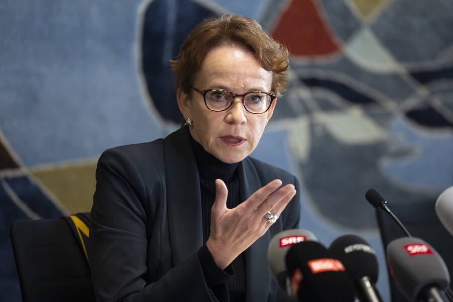 SP-Politikerin Eva Herzog gibt ihre Kandidatur für den freiwerdenden Bundesratssitz bekannt.