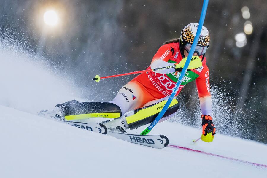 epa10381545 Wendy Holdener of Switzerland in action during the first run of the women's slalom race at the FIS Alpine Skiing World Cup event in Semmering, Austria, 29 December 2022. EPA/DOMINIK ANGERER