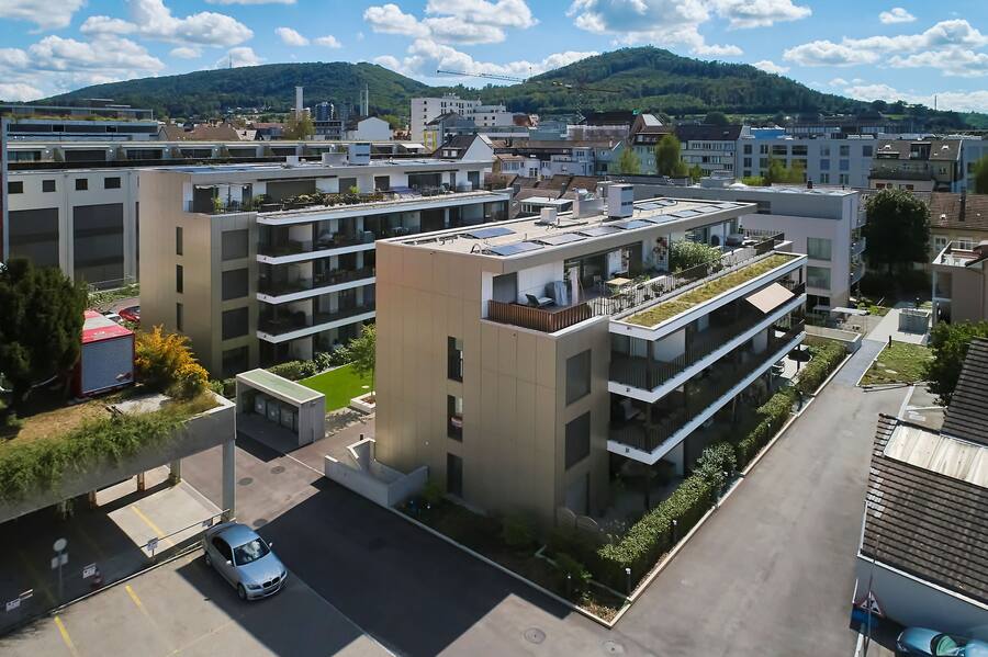 Die Häuser verfügen über Sonnenpanels und eine Wärmepumpe.