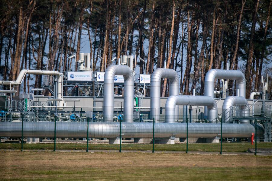 Blick auf Rohrsysteme und Absperrvorrichtungen in der Gasempfangsstation der Ostseepipeline Nord Stream 1 und der Übernahmestation der Ferngasleitung OPAL.