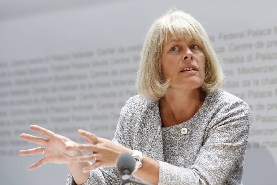 Sara Stalder, Geschaeftsleiterin der Stiftung fuer Konsumentenschutz (SKS), spricht waehrend einer Medienkonferenz zum Referendum "Nein zur willkuerlichen Ueberwachung von Versicherten", am Montag, 15. Oktober 2018 in Bern. (KEYSTONE/Peter Klaunzer)