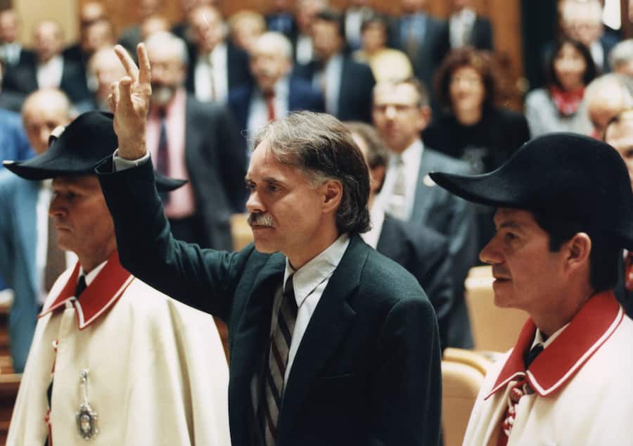 SP-Nationalrat Moritz Leuenberger wird am 27. September 1995 zum Bundesrat vereidigt, nach der Wahl der Bundesversammlung. Er tritt damit die Nachfolge des abtretenden Bundesrates Otto Stich an. (KEYSTONE/Alessandro della Valle)