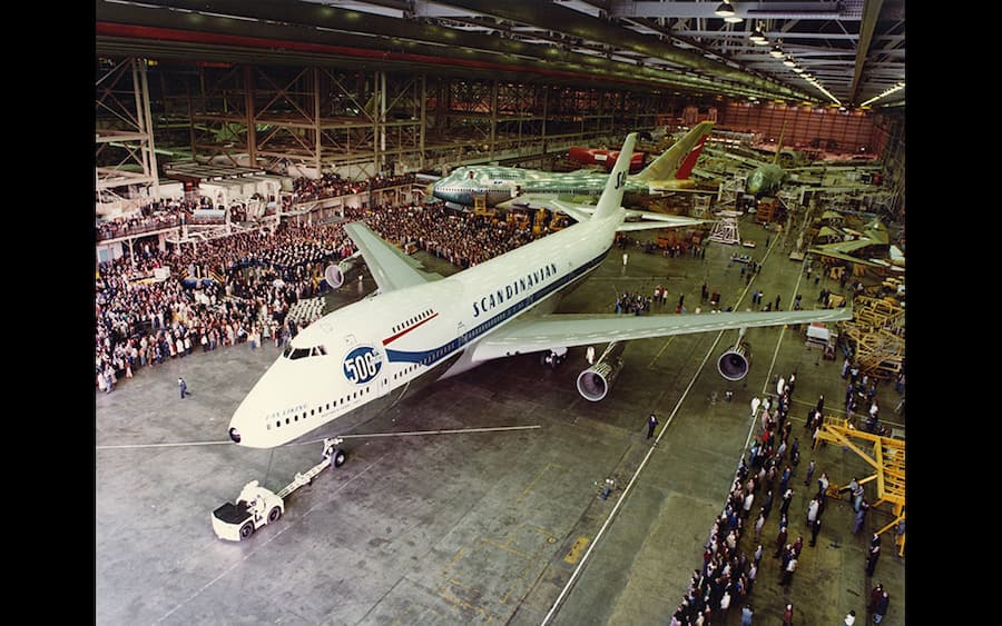 Boeing 747 in einem Hangar, viele Zuschauer