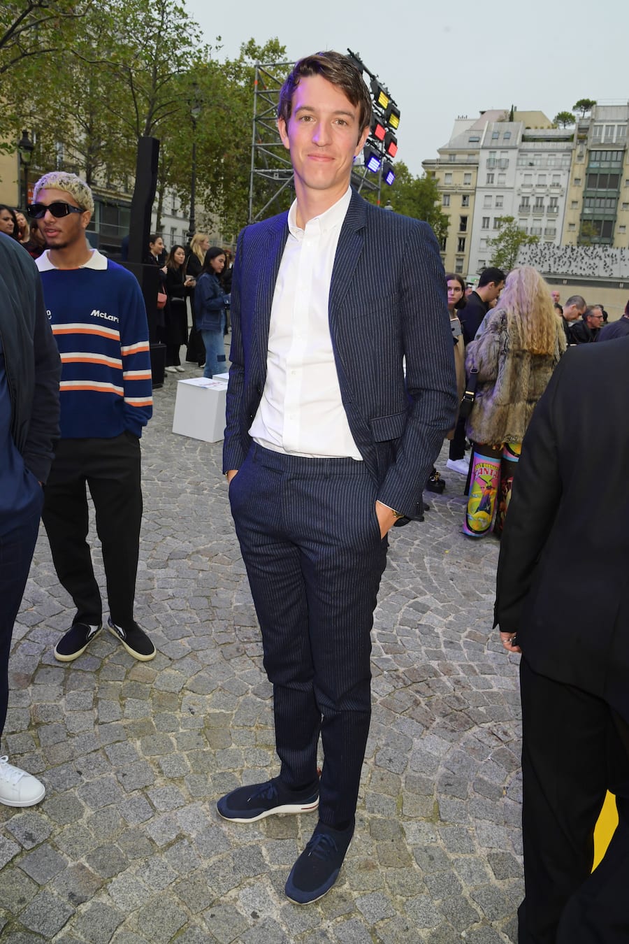 Alexandre Arnault an einer Fashionshow von Stella McCartney in Paris. In lässigem Anzug.