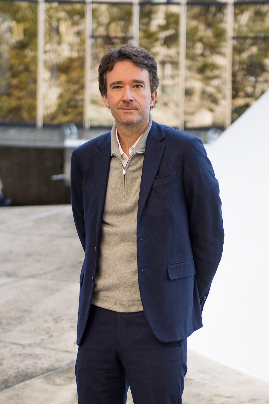 Antoine Arnault in lässigem Anzug an einer Fashionshow in Paris.