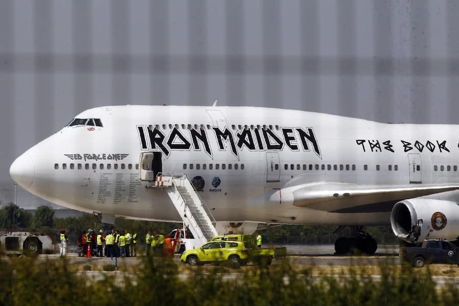 Eine Boeing 747 mit dem Schriftzug der Band Iron Maiden