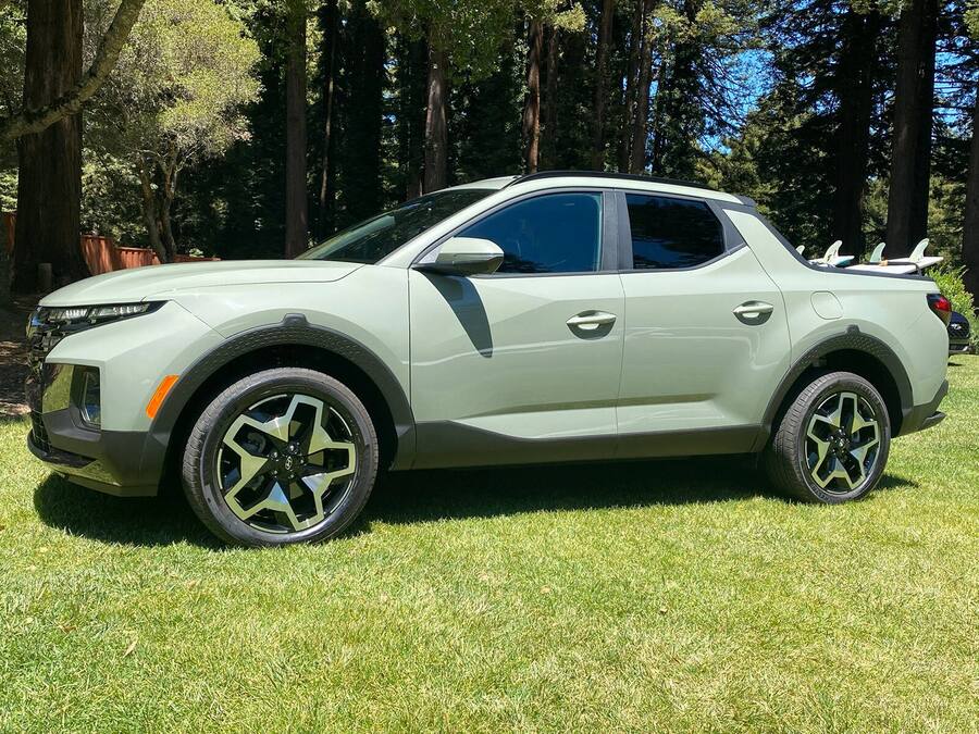 Pickup von Hyundai, hellgrün, auf einer Wiese stehend