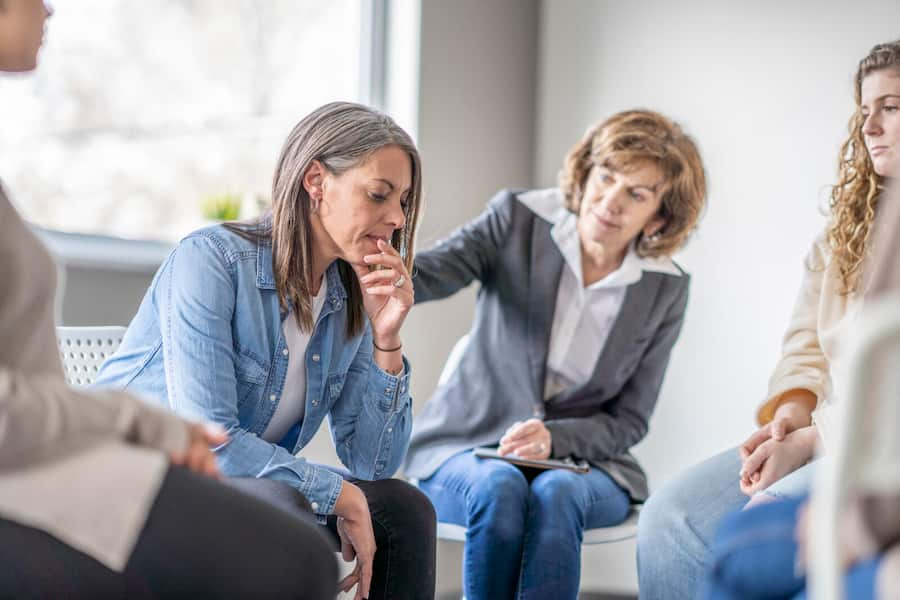 Kommunikation: Ein Schlüsselelement für eine gesunde Psyche ist die Kommunikation mit Freunden, Familie und Mitarbeitenden. Nur im Gespräch werden Unklarheiten ausgeräumt und stressige Situationen entschärft.