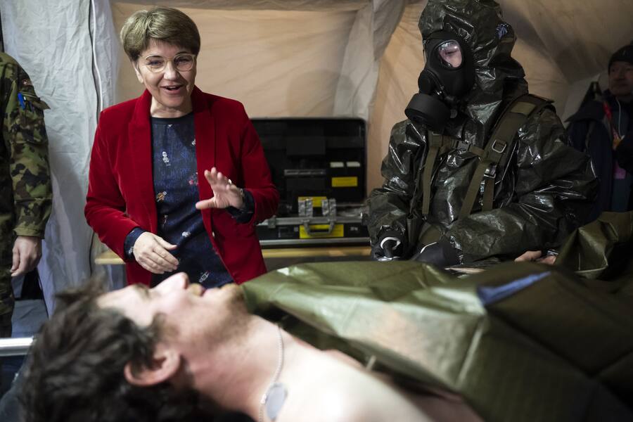 Bundesrätin Viola Amherd liess sich in Davos ein provisorisches Armeespital für das WEF 2023 zeigen.