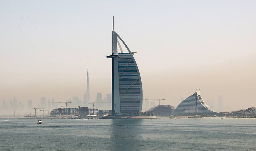 Das Burj Al Arab Hotel ist einen Tag vor dem Al Gaffal Dhow Race in Dubai, Vereinigte Arabische Emirate, zu sehen.