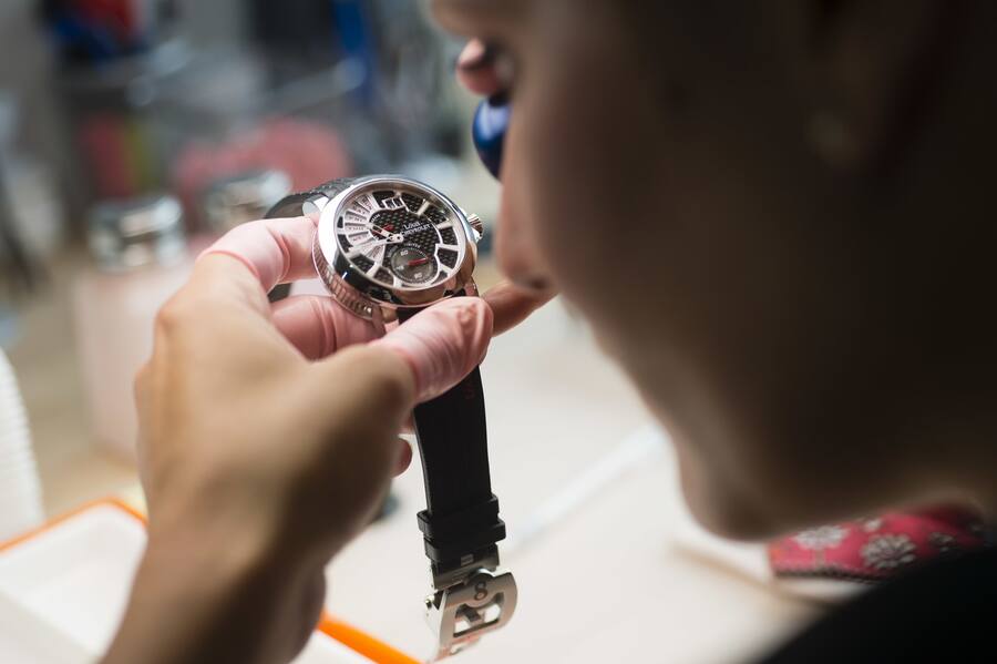 Une employee effectue le controle finale de la montre ce mercredi 19 Aout 2015..lors de la visite guidee en partenariat avec Jura Tourisme de l entreprise Louis Chevrolet a Porrentruy. (KEYSTONE/Stefan Meyer)