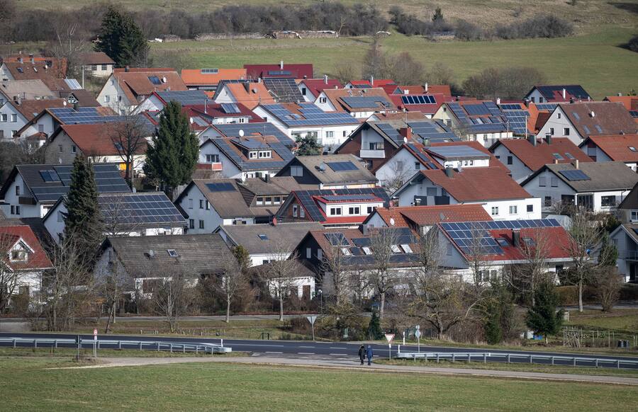 Baden-Württemberg, Donnstetten: Solarmodule sind auf Wohnhäusern zu sehen.