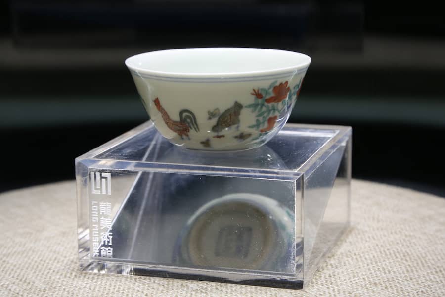 Die 36-Millionen-Dollar-Tasse hat einen Durchmesser von nur acht Zentimetern. Sie wird als «Chicken Cup» bezeichnet, weil sie mit einem Hahn und einer Henne verziert ist, die sich um ihre Küken kümmern.