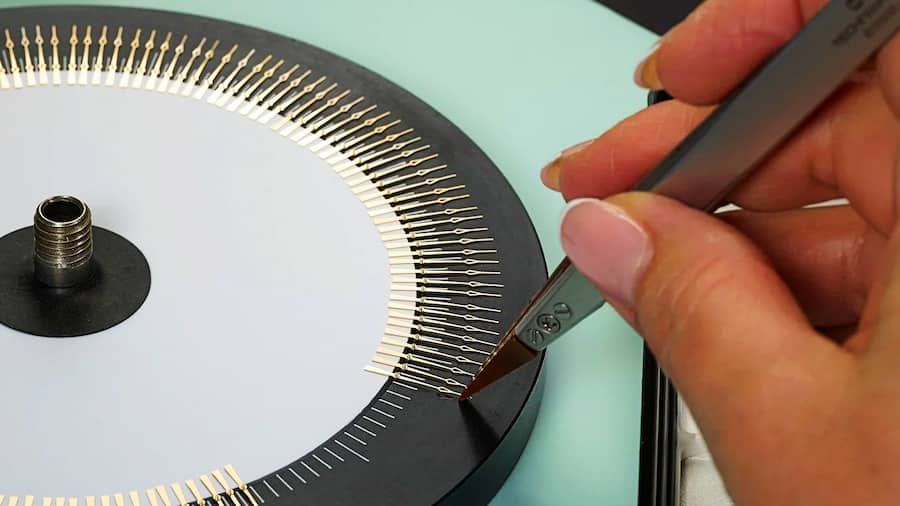 Die goldenen Zeiger der neuen Moonswatch.