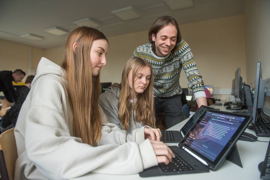 Ein Lehrer bei seiner eigentlichen Arbeit, dem Unterrichten.