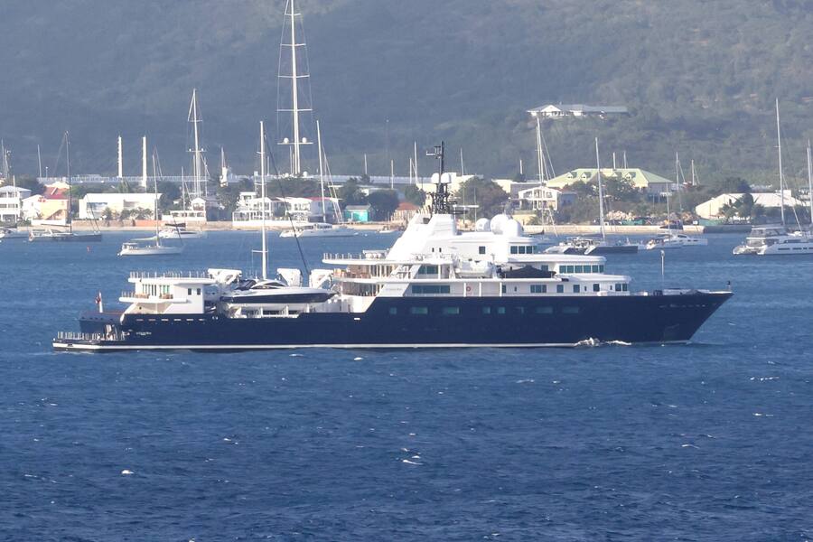 Le Grand Blue, die 36. größte Yacht der Welt im Jahr 2019 vor Anker in der Simpson Bay, Sint Maarten Saint Maarten am 10. März 2022. Die Superyacht gehört dem russischen Ölmilliardär Evgeny Markovich Shvidler Eugene Shvidler, der sie 2006 bei einer Wette gegen den Ogliarchen Roman Abromovich gewann.
