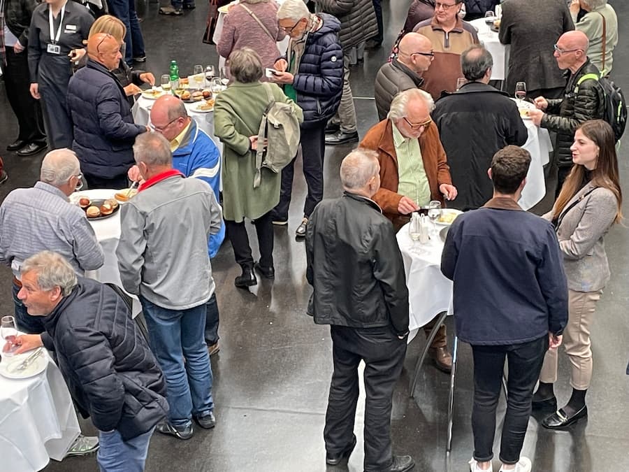 Nach der GV lädt die CS-Führung zum Apéro ein, der letzte in der Geschichte der Credit Suisse.