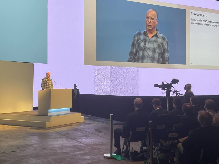 Glasscheibe vor Rednerpult: Soll wohl vor Wurfgeschossen schützen.