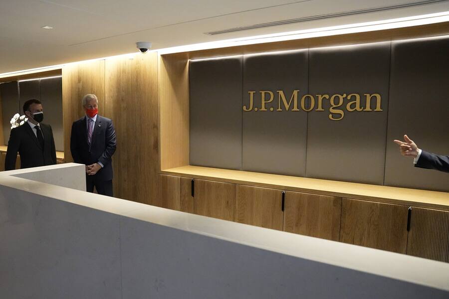 JP Morgan-CEO Jamie Dimon, zweiter von links, und der französische Präsident Emmanuel Macron, links, weihen am Dienstag, 29. Juni 2021, in Paris den neuen französischen Hauptsitz der Bank JP Morgan ein.