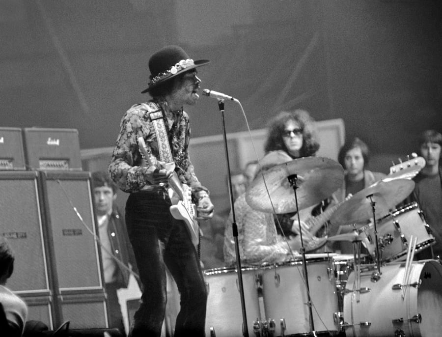 Die Band "The Jimi Hendrix Experience" spielt am 31. Mai 1968 waehrend eines Konzertes im Hallenstadion in Zuerich, Schweiz. Jimi Hendrix singt und spielt die Gitarre, Mitch Mitchell ist am Schlagzeug und Noel Redding am Bass.