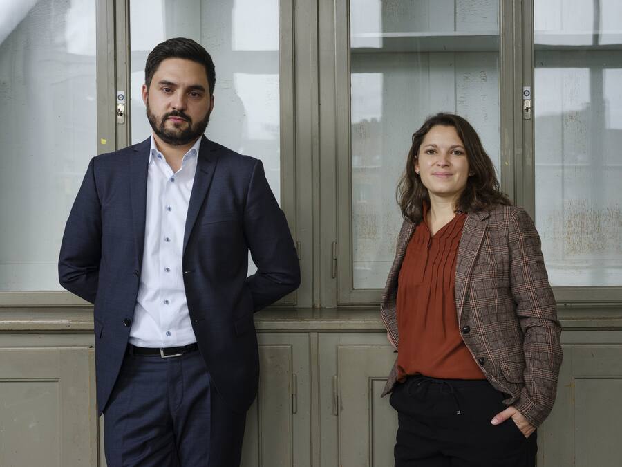 Cedric Wermuth, links, und Mattea Meyer, Co-Praesidium der SP Schweiz, posieren fuer eine Portraitaufnahme am 29. Oktober 2020 im Progr in Bern. (KEYSTONE/Christian Beutler)