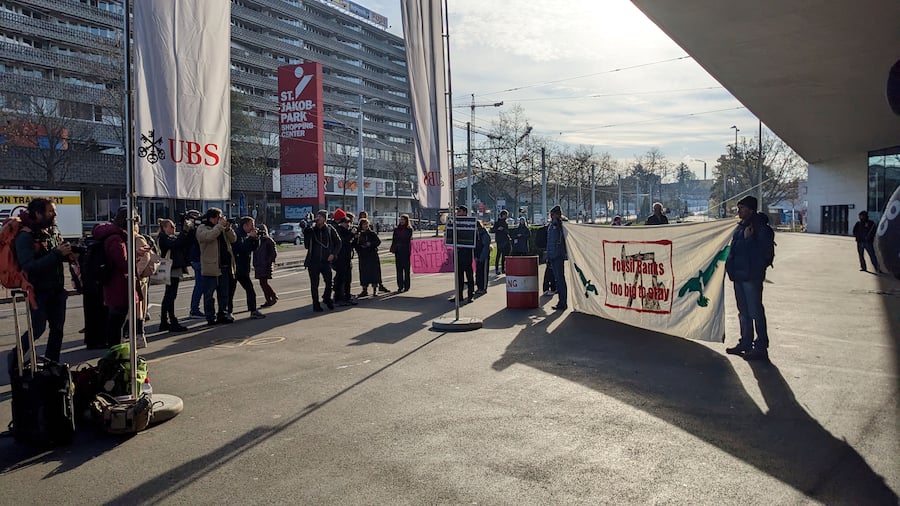 Rahmenprogramm zur UBS-GV: Vor der Basler St.Jakobshalle demonstrieren Aktivisten.
