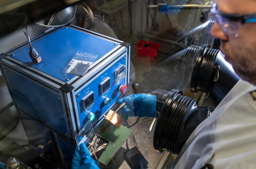 Die Forscher untersuchen verschiedene chemische Stoffe: Welche Kombination braucht die Batterie der Zukunft?