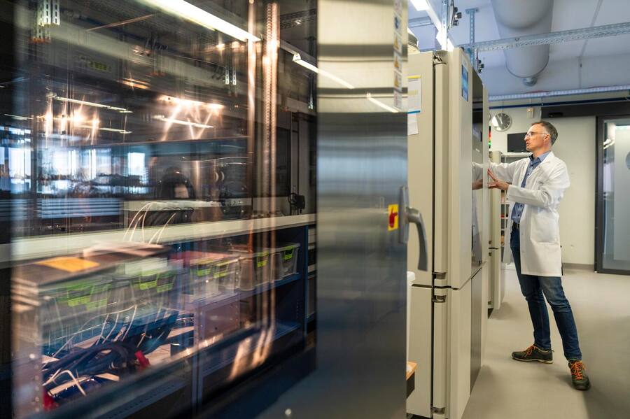 Die Testgeräte in Neuenburg laufen Tag und Nacht, um herauszufinden, wie lange eine Batterie durchhält.